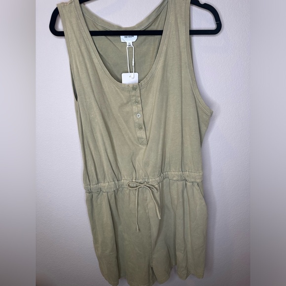 Heyson Other - Heyson romper with sinch tie in the middle.
